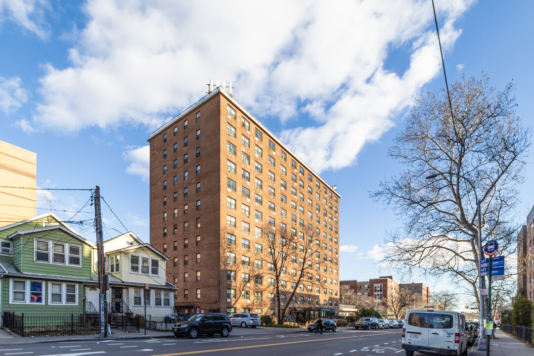 Helen R. Scheuer House in Flushing, NY - Foto de edificio