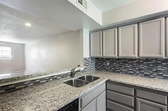 8704 Victorian Village Dr in Houston, TX - Building Photo - Building Photo