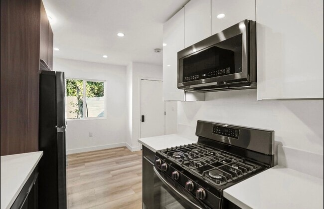 2561 W Ave 30, Unit 5 in Los Angeles, CA - Foto de edificio - Building Photo