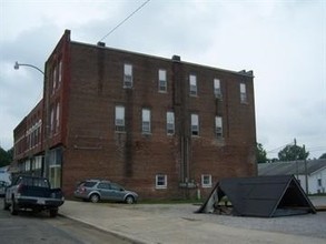 239 S Madison St in Kinmundy, IL - Building Photo - Building Photo