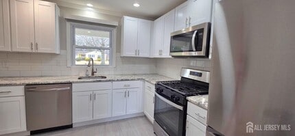 22 Oak Br Rd in East Windsor, NJ - Building Photo - Building Photo