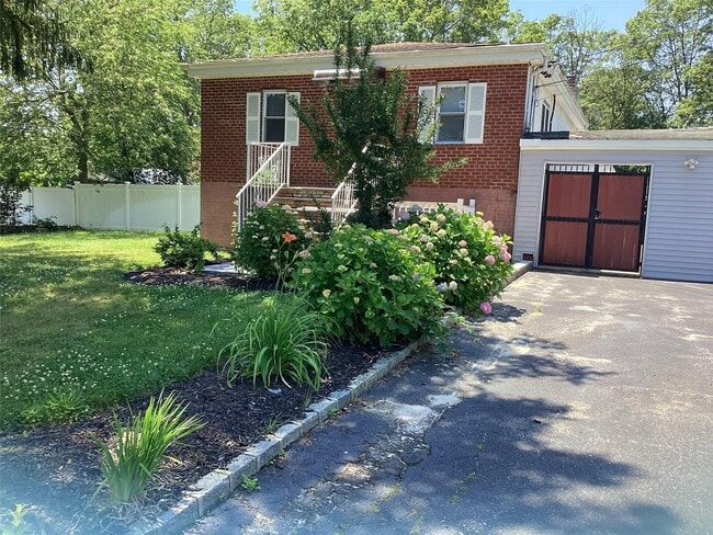 46 Port Ave in Ronkonkoma, NY - Building Photo - Building Photo