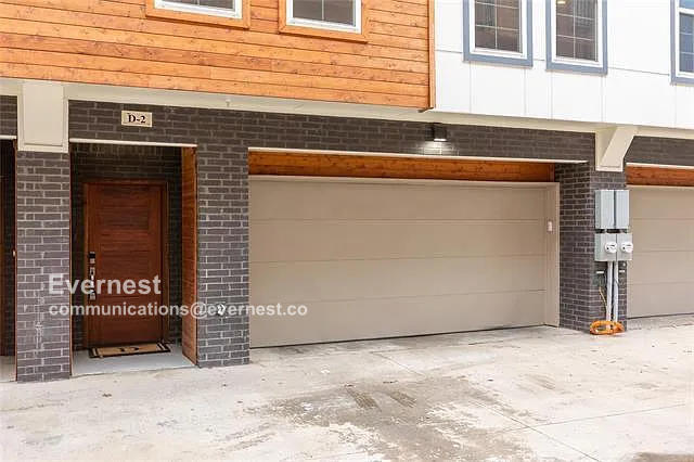 2318 Stutz Dr in Dallas, TX - Building Photo