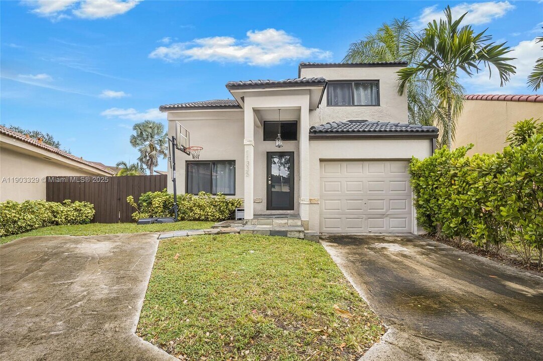 11335 SW 74th Ln in Miami, FL - Building Photo