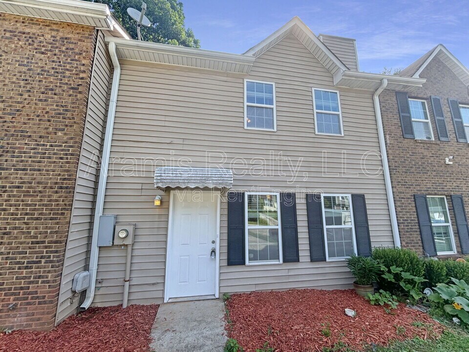 5542 Pine Gate Dr in Atlanta, GA - Foto de edificio