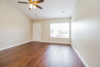 3014 Deer Trail Dr in Spring Hill, TN - Foto de edificio - Building Photo