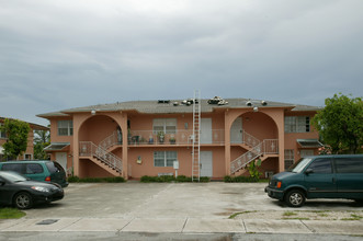 5720 SW 5th St in Miami, FL - Foto de edificio - Building Photo