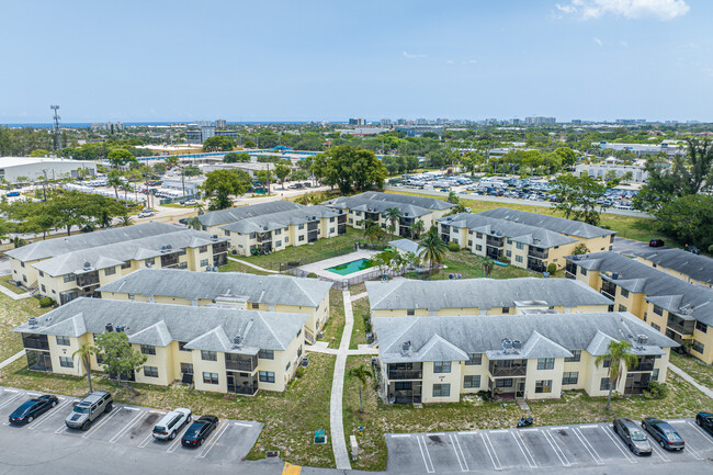 Linton Ridge Condominiums in Delray Beach, FL - Building Photo - Building Photo