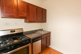 3731 N Pine Grove Ave in Chicago, IL - Building Photo - Building Photo