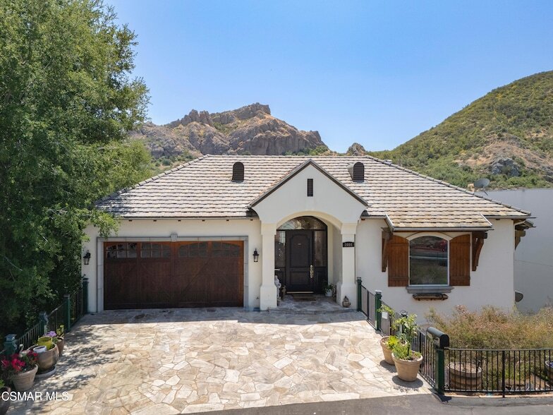 2094 Trentham Rd in Lake Sherwood, CA - Building Photo