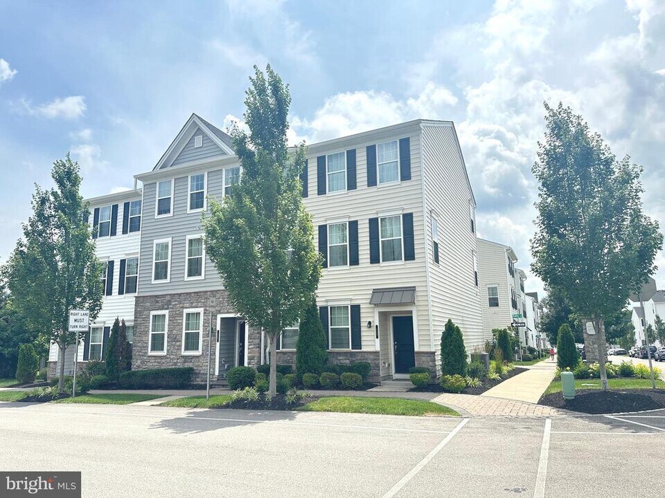 13 Hedley Ln in Hatboro, PA - Building Photo
