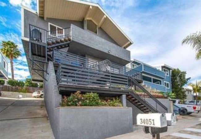 34051 Silver Lantern St in Dana Point, CA - Foto de edificio - Building Photo