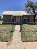 523 W 14th St in Portales, NM - Building Photo