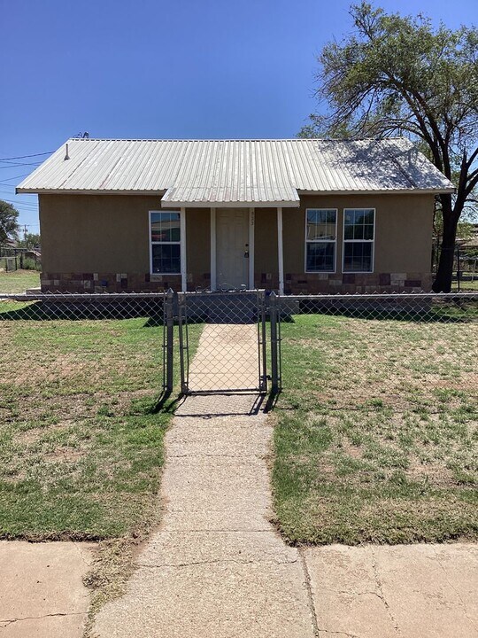 523 W 14th St in Portales, NM - Building Photo