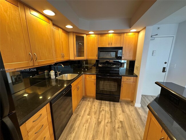 200 SE 15th Rd, Unit 15 in Miami, FL - Building Photo - Building Photo