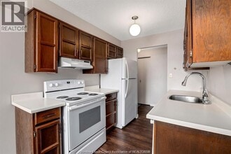 3936 Wyandotte St E in Windsor, ON - Foto de edificio - Building Photo