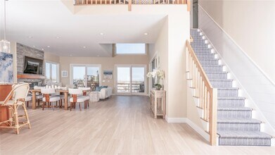 825 Dune Rd in Westhampton Beach, NY - Building Photo - Building Photo