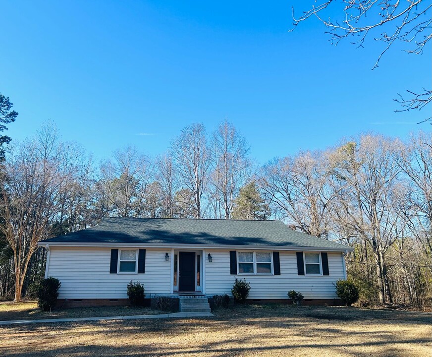 304 Brown Rd in Piedmont, SC - Building Photo