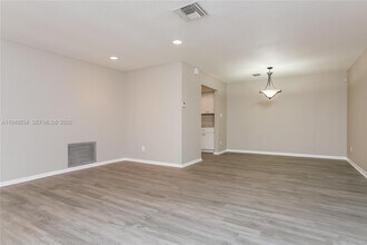 5011 NW 17th St in Lauderhill, FL - Building Photo - Building Photo