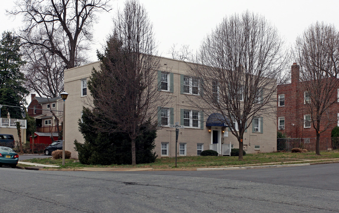 Erdo House III in Arlington, VA - Building Photo