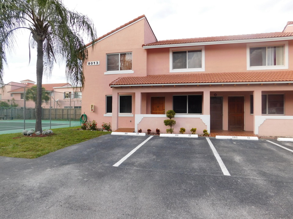 8013 Lake Dr in Doral, FL - Building Photo