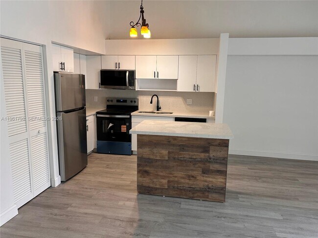 7450 NW 34th St in Lauderhill, FL - Building Photo - Building Photo