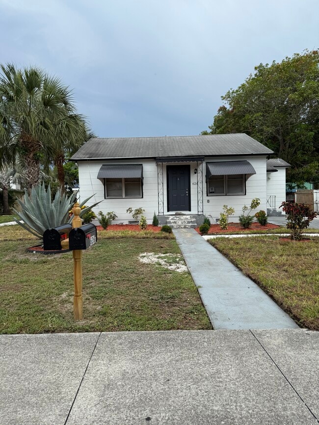626 37th St, Unit Main House in West Palm Beach, FL - Building Photo - Building Photo