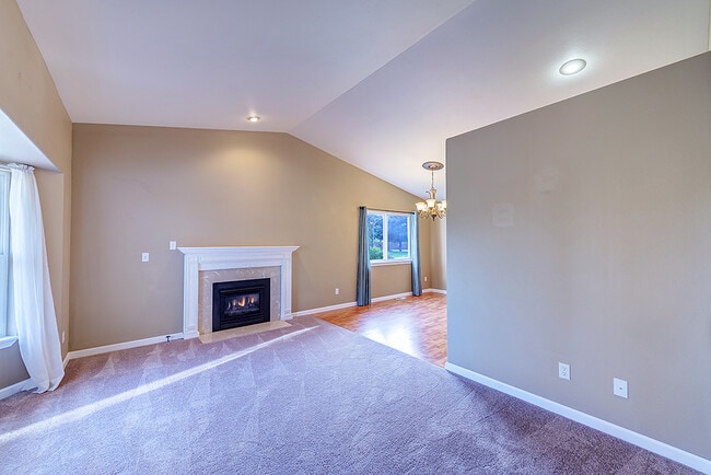 15556 Chestnut Dr SE in Monroe, WA - Foto de edificio - Building Photo