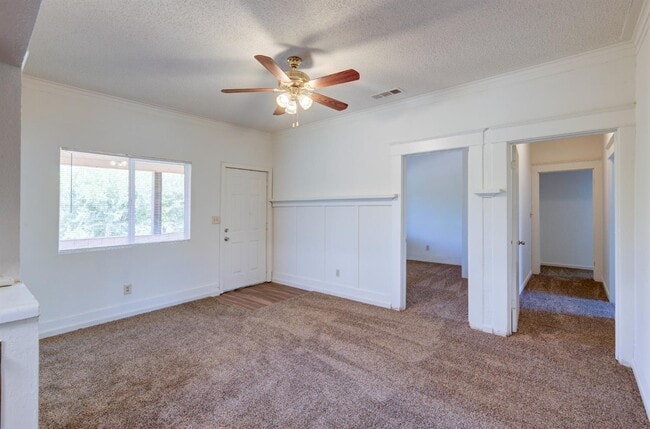 2962 De Wolf Ave in Sanger, CA - Building Photo - Building Photo