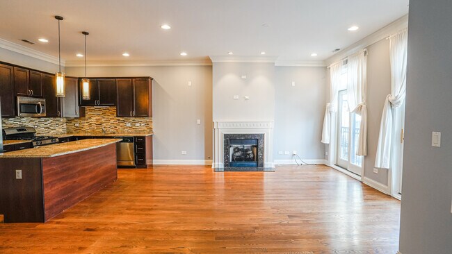 218 N Halsted St-Unit -4 in Chicago, IL - Building Photo - Building Photo