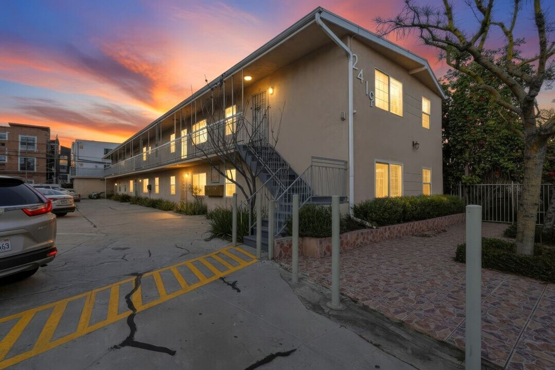 2425 S Ridgeley Dr in Los Angeles, CA - Building Photo