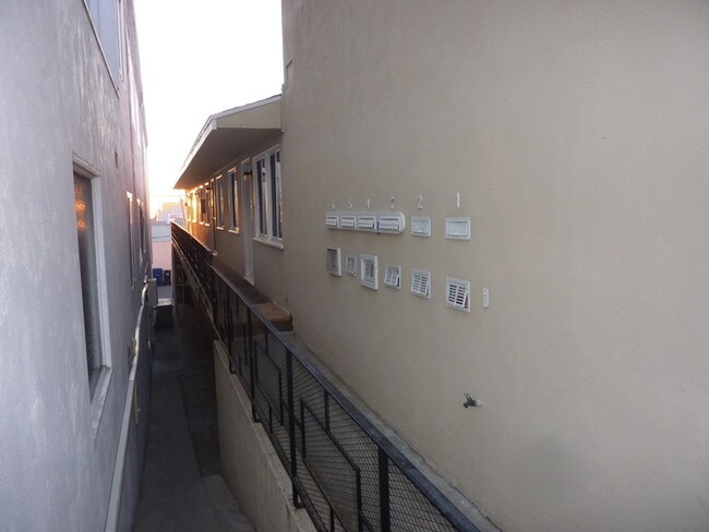 907 Manhattan Ave-Unit -1 in Hermosa Beach, CA - Building Photo - Building Photo