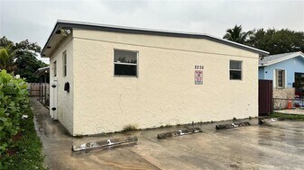 2220 Charleston St in Hollywood, FL - Building Photo