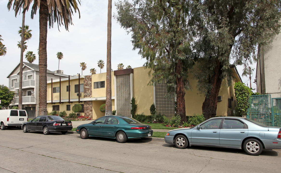 7044 Alabama in Canoga Park, CA - Foto de edificio