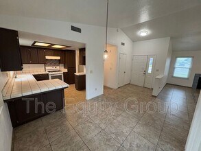 1195 Santa Cruz Ave in Tulare, CA - Building Photo - Building Photo