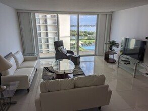 5440 N Ocean Dr, Unit 705 in Riviera Beach, FL - Foto de edificio - Building Photo