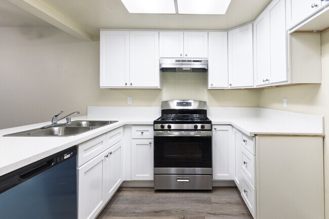 Belcourt Seniors Apartments 55+ in Norwalk, CA - Foto de edificio - Interior Photo