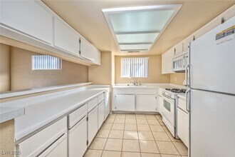 2839 Blue Bonnet Dr in Henderson, NV - Building Photo - Building Photo