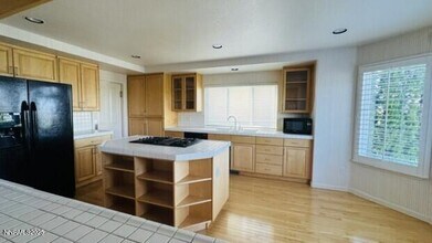 6186 Squires Ln in Reno, NV - Building Photo - Building Photo