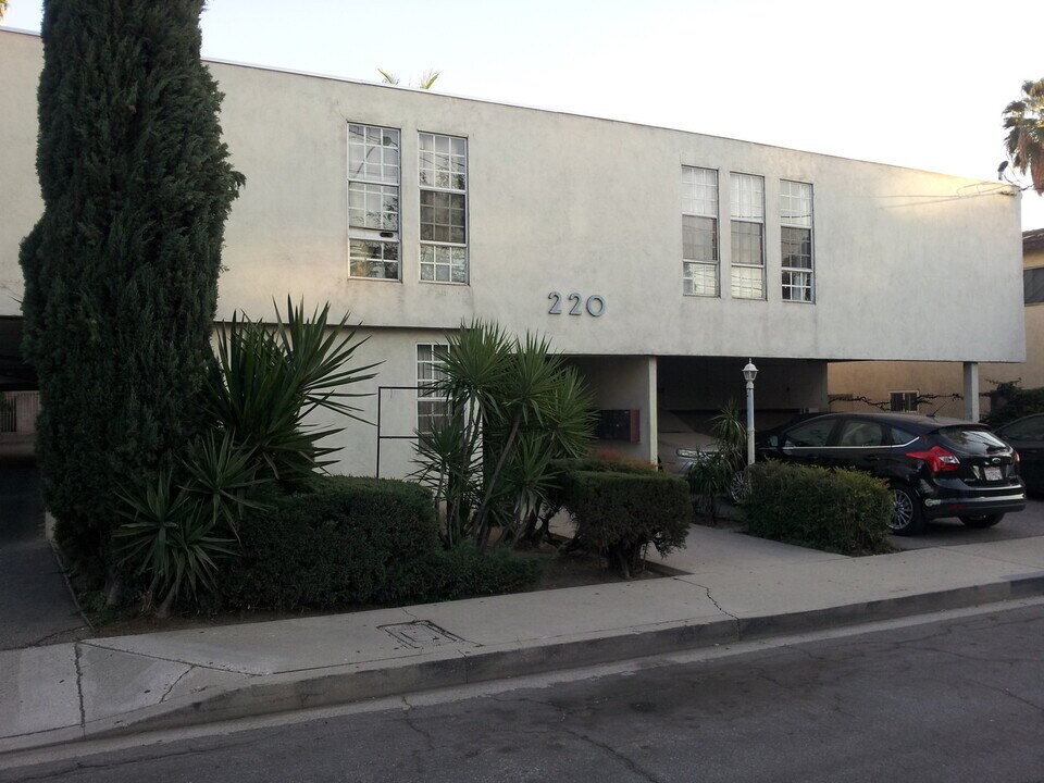 220 W Spazier Ave in Burbank, CA - Building Photo