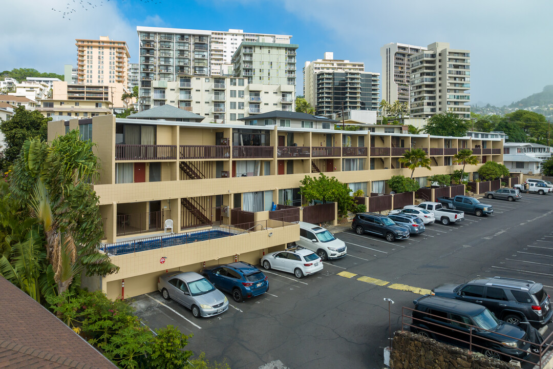 Pensacola Gardens in Honolulu, HI - Building Photo