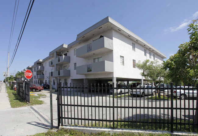 2725 W Okeechobee Rd in Hialeah, FL - Building Photo - Building Photo