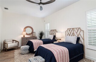 380 5th Ave N in Naples, FL - Building Photo