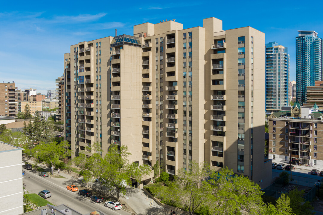 Dorchester Square in Calgary, AB - Building Photo