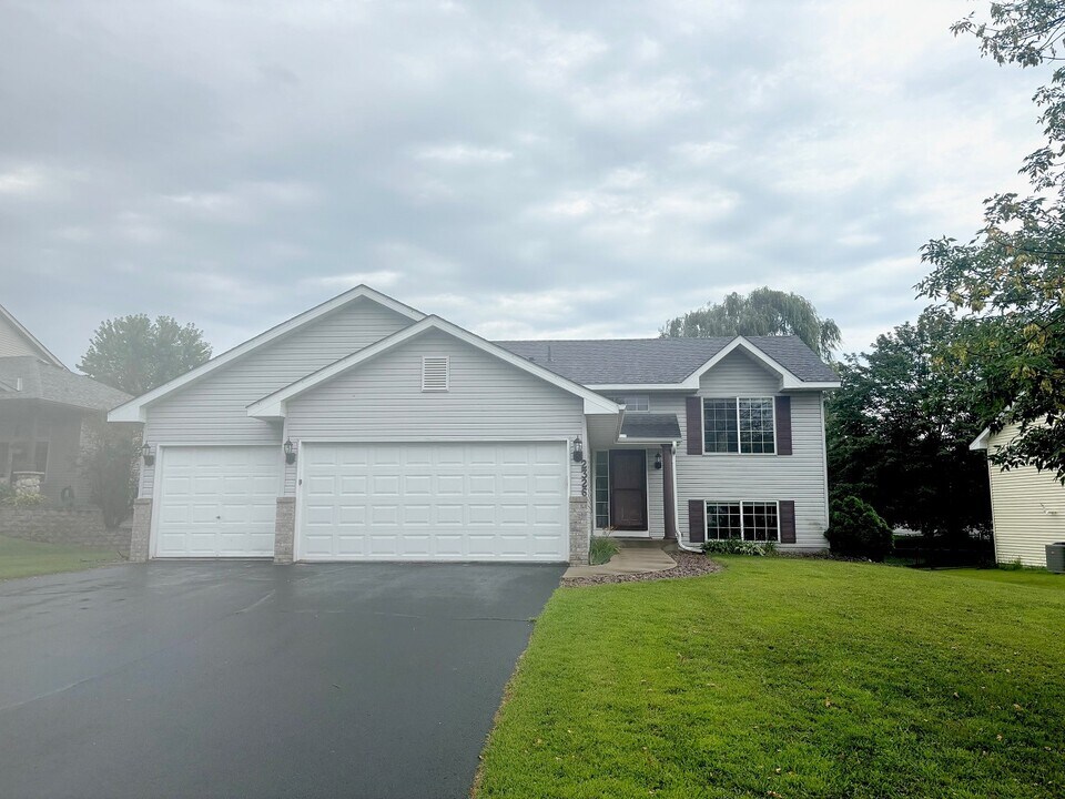 2326 Mathias Rd in Shakopee, MN - Building Photo