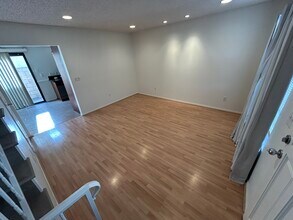 205 Violet Ave in Monrovia, CA - Foto de edificio - Building Photo