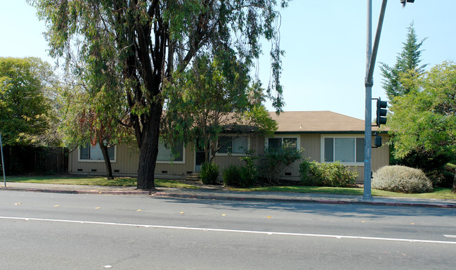 1601 Yulupa Ave in Santa Rosa, CA - Foto de edificio - Building Photo