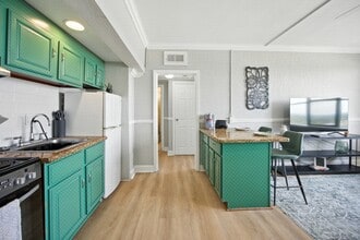 311 W Ashley St, Unit Renovated High-Rise 1BR in Jacksonville, FL - Building Photo - Building Photo