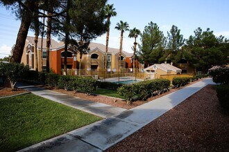 8101 W Flamingo Rd in Las Vegas, NV - Building Photo - Building Photo