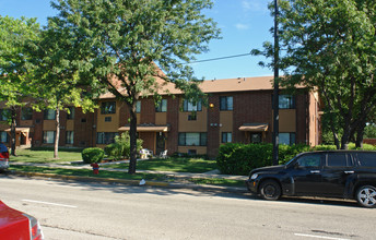 Academy Square Apartments in Chicago, IL - Building Photo - Building Photo